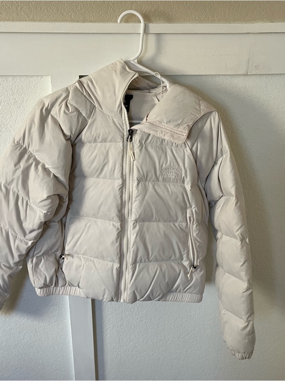 The North Face Women's Medium Hydrenalite Down Hoodie Puffer Jacket.